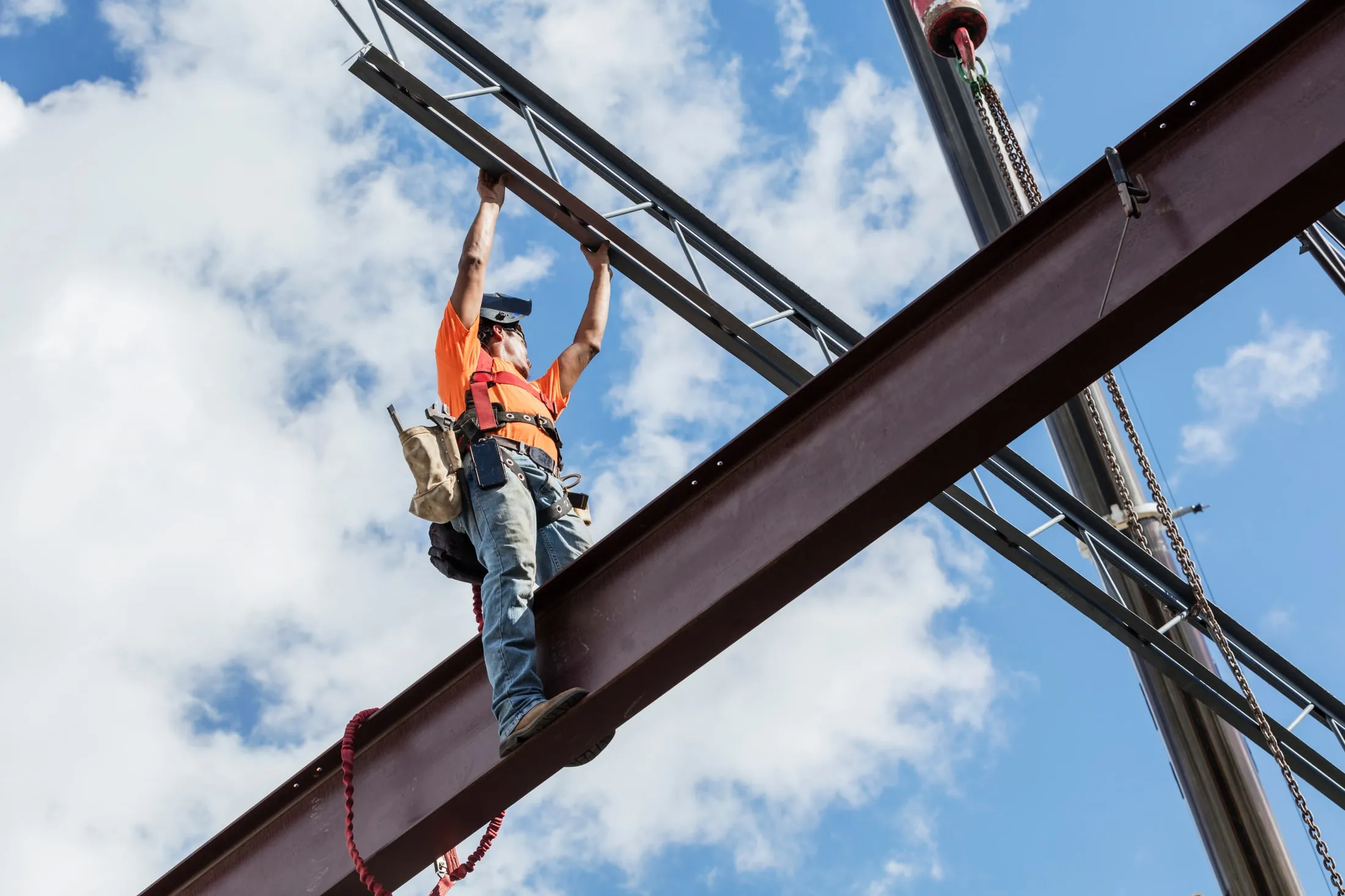 Montaje de una estructura de acero en altura, con el tratamiento de color de NEXO